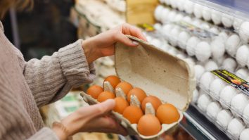 Prețurile la ouă în SUA au explodat. Ce fac americanii