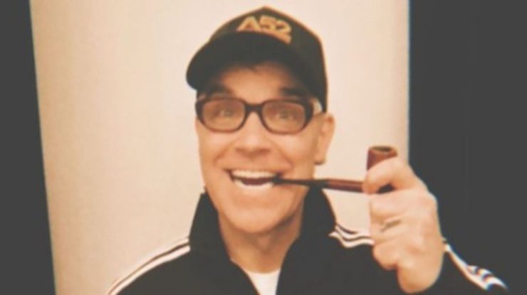 Robbie Williams explică de ce a plătit 20.000 de lire sterline pentru ochelarii lui Eric Morecambe: „Am plâns fericit, cu lacrimi de copil”