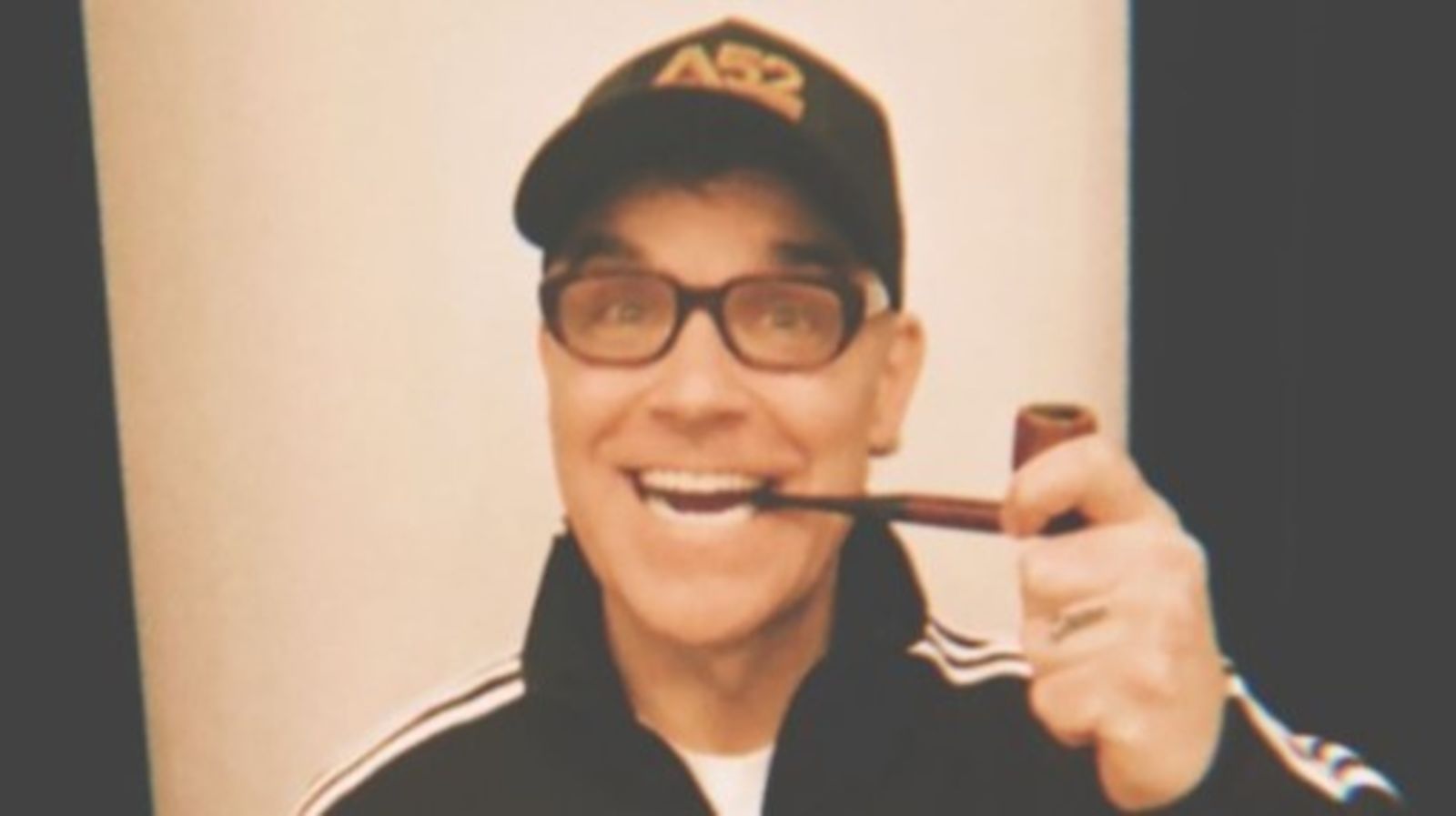 Robbie Williams explică de ce a plătit 20.000 de lire sterline pentru ochelarii lui Eric Morecambe: „Am plâns fericit, cu lacrimi de copil”