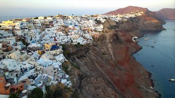 Grecia trimite echipe de salvare în Santorini din cauza temerilor unui cutremur care ar putea provoca un tsunami