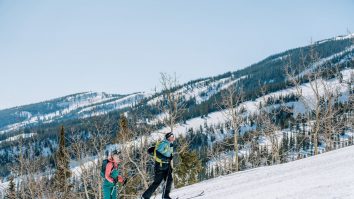 Ce ar fi să combini drumeția pe munte cu schiatul? „Uphilling” este noul trend
