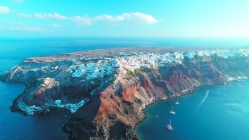Santorini a fost evacuată: Peste 11.000 de oameni fug de amenințarea seismelor tot mai intense