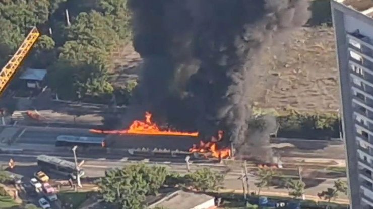 Un avion s-a prăbușit peste mai multe vehicule în Brazilia