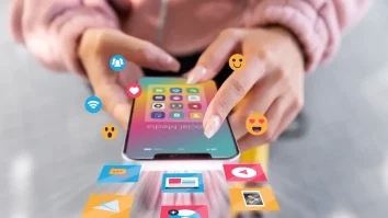 80% dintre românii din mediul urban utilizează zilnic diferite platforme de social media. Cât de des postează pe rețelele sociale