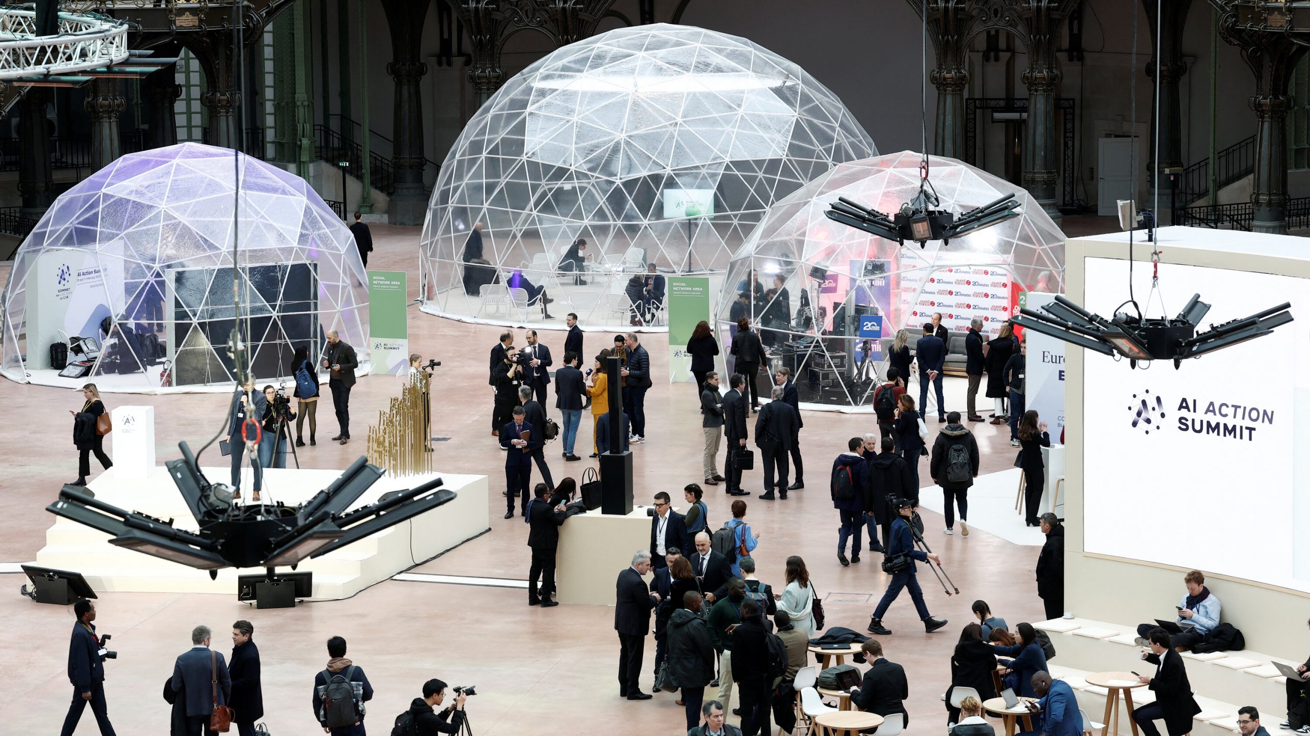 Nouă țări au anunțat lansarea unei inițiative „Current A.I.” la Paris. Ursula anunță finanțarea a 10 supercalculatoare la nivel UE