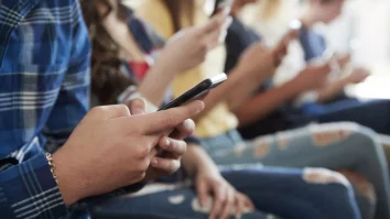 Îi ajută pe elevi interzicerea telefoanelor în școli? Expert: „Doar interzicerea telefoanelor mobile în școli nu va duce la o creștere a rezultatelor”