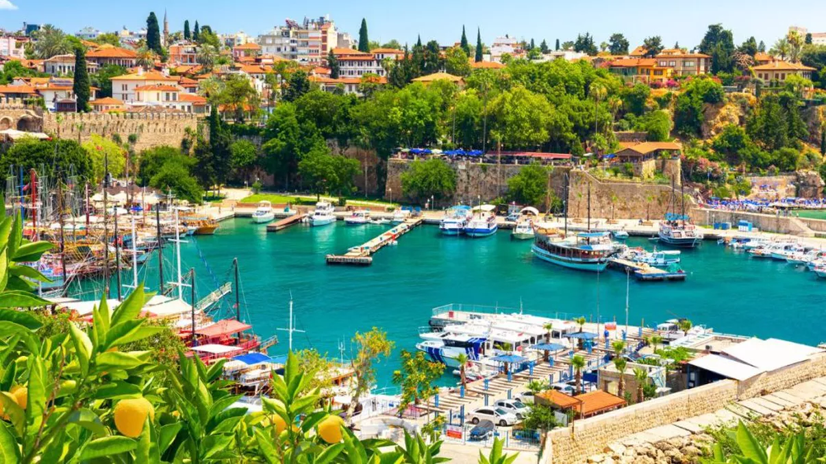 Românii au stabilit un nou record în Turcia în 2024. Aproape 1,2 milioane de turiști români au fost în vacanţă în destinaţiile turceşti