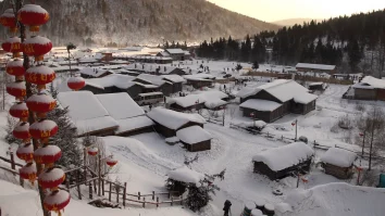Rămas fără zăpadă, un sat din China a folosit vată de bumbac. Turiștii spun că decorul n-are nicio legătură cu imaginile de promovare