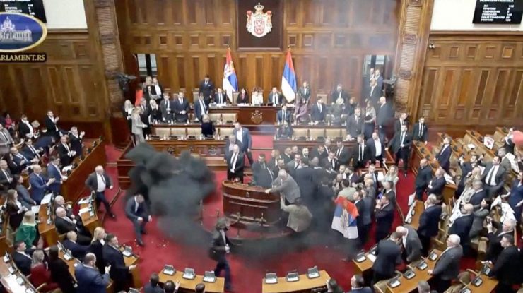 VIDEO. Haos în Parlamentul Serbiei. Opoziția a aruncat grenade fumigene: O parlamentară a suferit un accident vascular cerebral