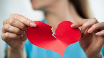 Bărbații sunt nefericiți în relație din cauza actrițelor porno. Gabriela Marin, sexolog: „Creierul devine din ce în ce mai dependent”