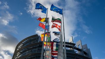 Eurobarometru: 70% dintre români consideră că țara lor beneficiază de statutul de membru al UE.  Europenii vor ca UE să se concentreze asupra apărării și securității