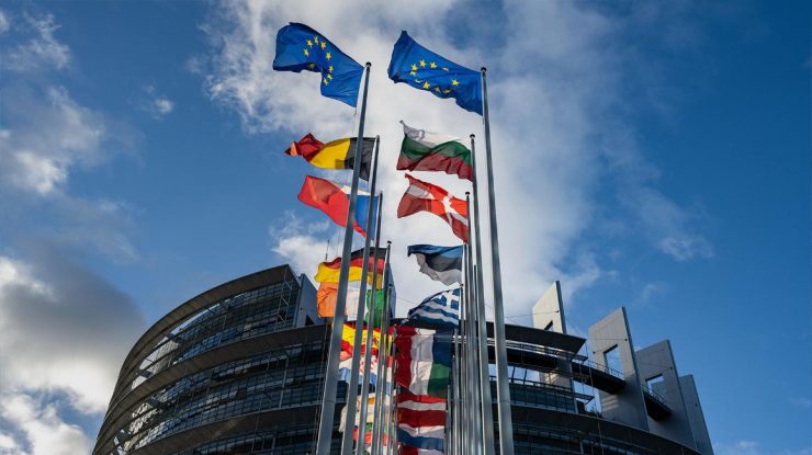 Eurobarometru: 70% dintre români consideră că țara lor beneficiază de statutul de membru al UE.  Europenii vor ca UE să se concentreze asupra apărării și securității