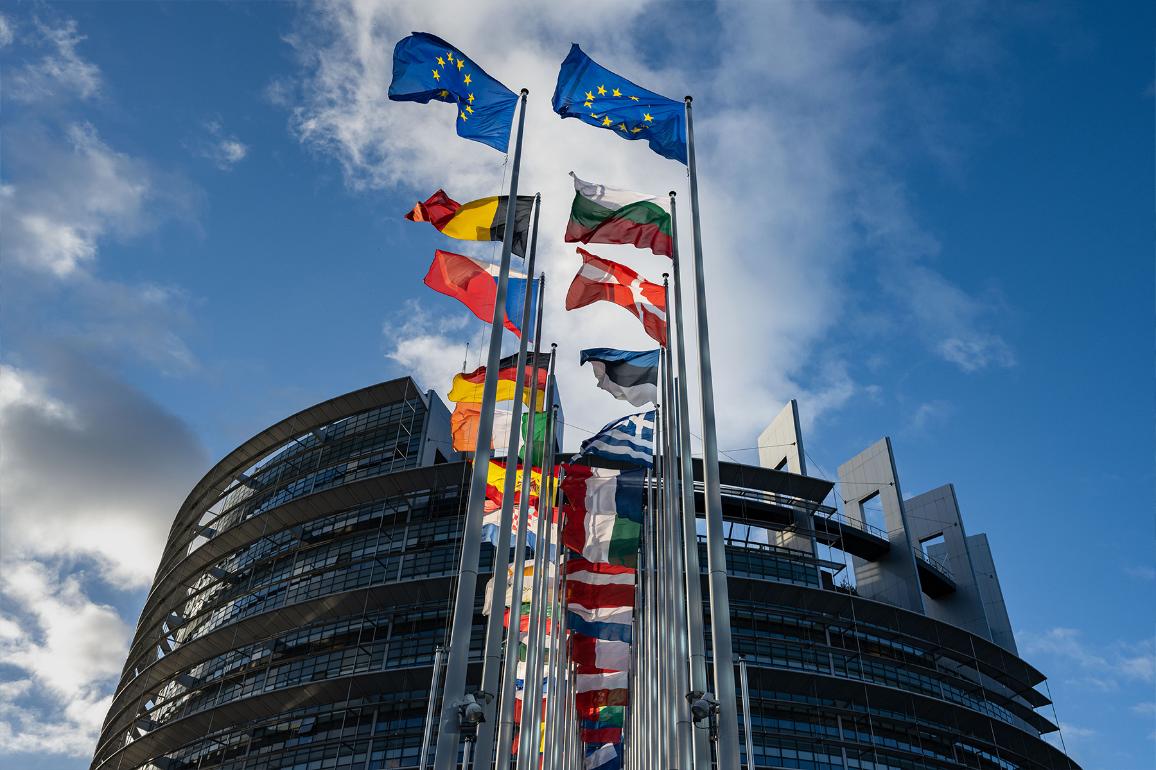 Eurobarometru: 70% dintre români consideră că țara lor beneficiază de statutul de membru al UE.  Europenii vor ca UE să se concentreze asupra apărării și securității