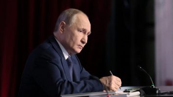 Consilierul prezidențial al Rusiei, Yuri Ușakov, a declarat că Moscova nu dorește o încetare temporară a focului: „Ar ajuta Ucraina, nu pacea”