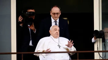 Papa Francisc a fost externat din spital și a salutat mulțimea. Suveranul Pontif își va continua recuperarea la Vatican