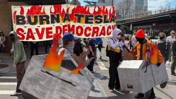 Mii de oameni protestează față de rolul lui Elon Musk în Guvernul SUA: „Nu mai cumpărați Tesla”