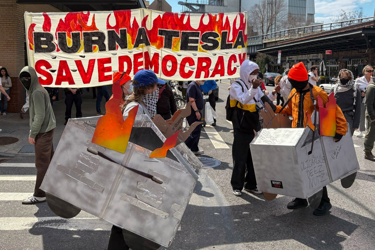 Mii de oameni protestează față de rolul lui Elon Musk în Guvernul SUA: „Nu mai cumpărați Tesla”