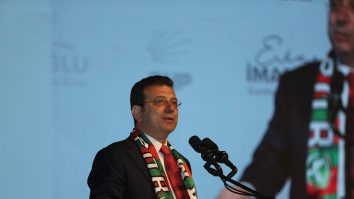 Turcii votează „cu mâinile legate”. Primarul arestat al Istanbulului, Ekrem Imamoglu, a câștigat dreptul de a candida împotriva lui Erdogan