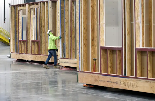 O companie din Colorado construiește case imprimate 3D în doar șapte zile, dintr-un material special pe bază de cânepă și var