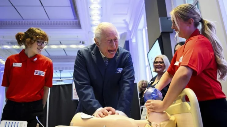 FOTO. Ce l-a făcut pe Regele Charles al III-lea să râdă isteric în timp ce efectua manevre de resuscitare pe un manechin