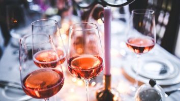 Ce vin alegi pentru 8 martie? Vinul roze este trendul acestui an