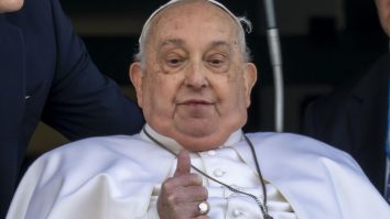 Papa Francisc a fost atât de aproape de moarte încât medicii au luat în considerare oprirea tratamentului