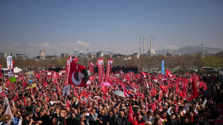 Proteste fără precedent la Istanbul: Sute de mii de turci cer eliberarea lui Ekrem Imamoglu
