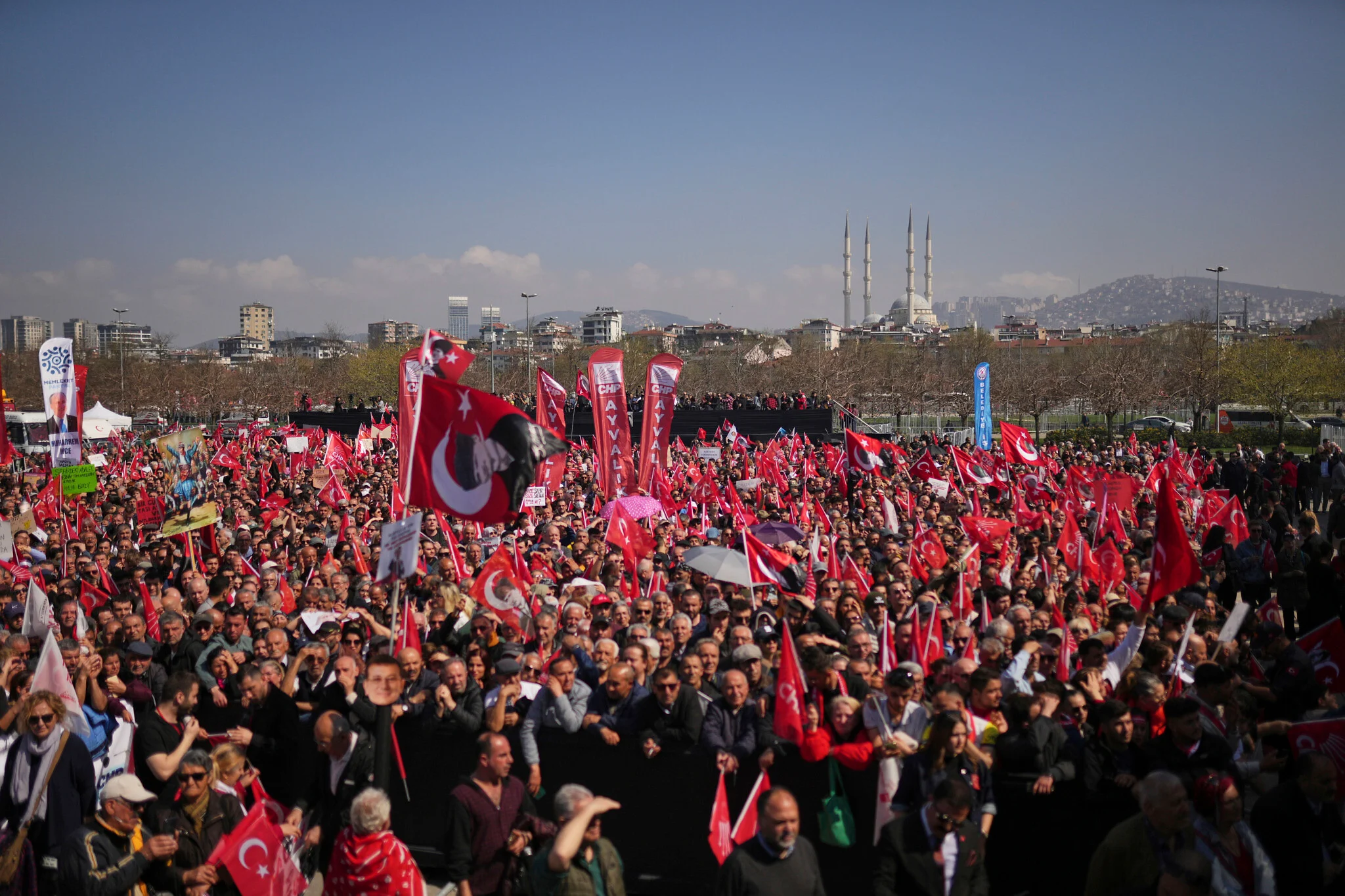 Proteste fără precedent la Istanbul: Sute de mii de turci cer eliberarea lui Ekrem Imamoglu