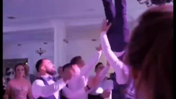 Un mire din Oradea a fost aruncat în cap de patru invitați la nunta lui. Bărbatul i-a dat în judecată și acum va primi 20.000 de euro despăgubiri