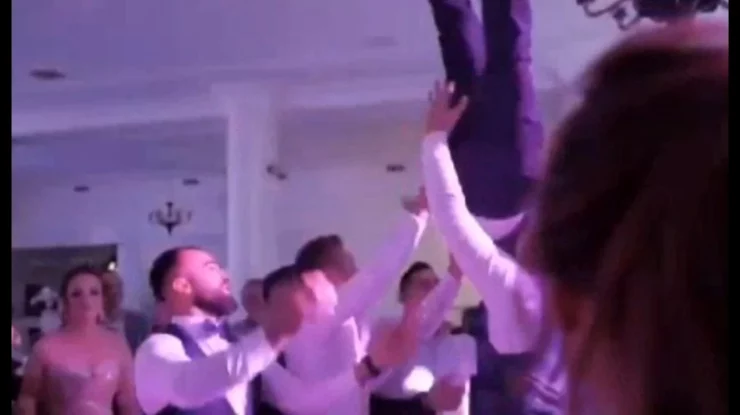 Un mire din Oradea a fost aruncat în cap de patru invitați la nunta lui. Bărbatul i-a dat în judecată și acum va primi 20.000 de euro despăgubiri