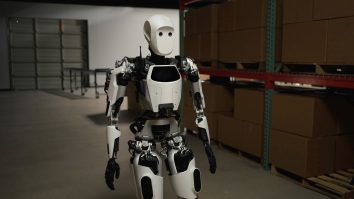 Roboții își dau viața unul altuia în fabrici. AppTronik îi trimite să lucreze pe linia de asamblare