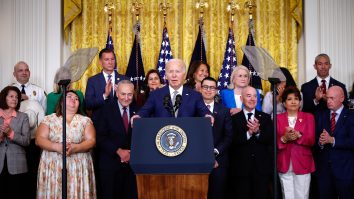 Donald Trump a revocat accesul la informații clasificate pentru Joe Biden, Kamala Harris, Hillary Clinton și alți oficiali democrați de top, invocând „motive de interes național”