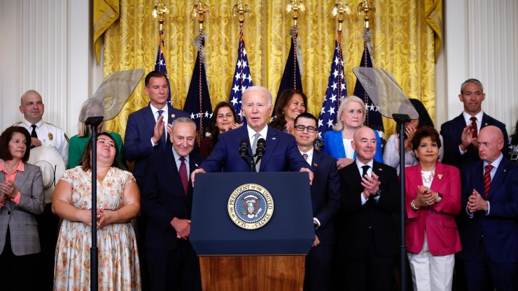 Donald Trump a revocat accesul la informații clasificate pentru Joe Biden, Kamala Harris, Hillary Clinton și alți oficiali democrați de top, invocând „motive de interes național”