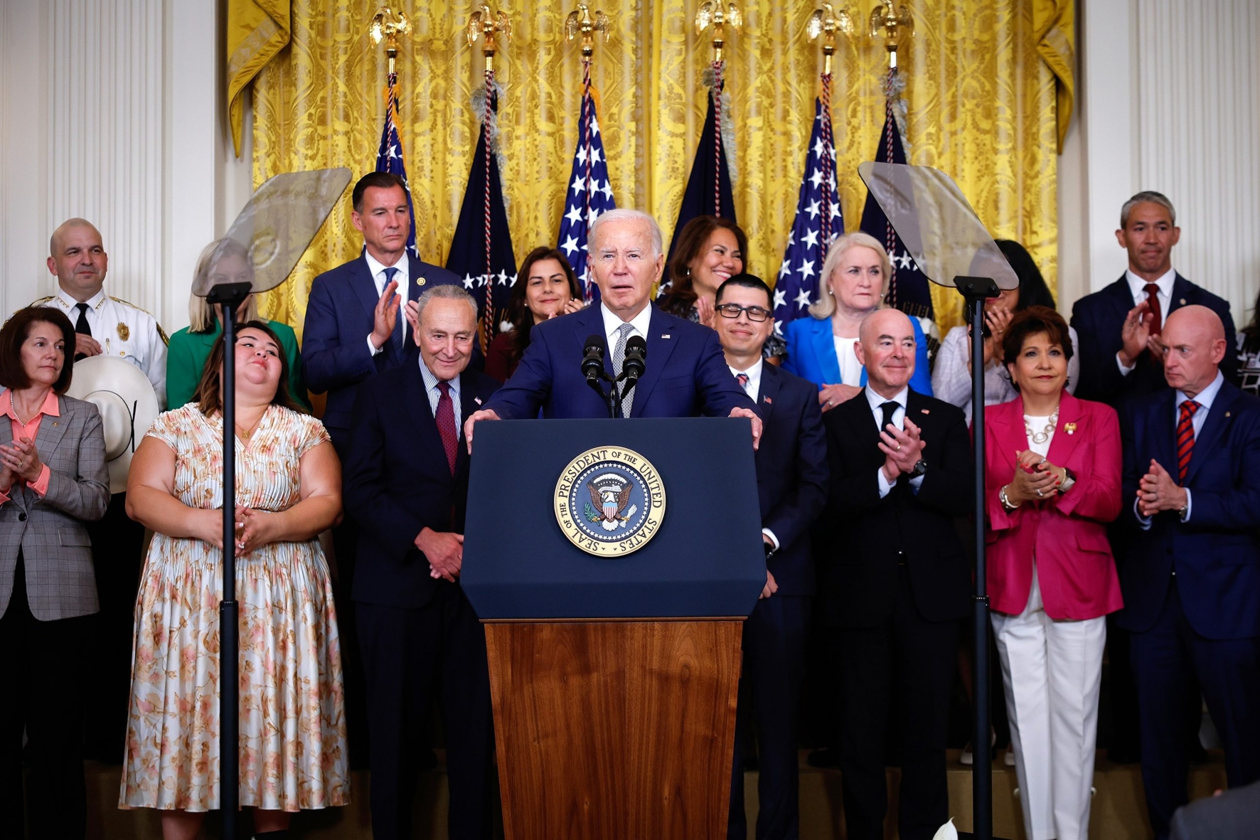 Donald Trump a revocat accesul la informații clasificate pentru Joe Biden, Kamala Harris, Hillary Clinton și alți oficiali democrați de top, invocând „motive de interes național”