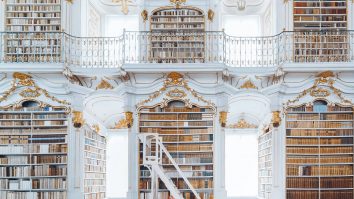 Statutul social nu mai este dat de mașina pe care o conduci. O bibliotecă bine organizată este noul trend