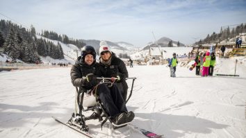 Caiac SMile și Kaufland România oferă lecții de schi adaptat angajaților și partenerilor cu dizabilități în taberele care ofera acces la o viață activă și independentă