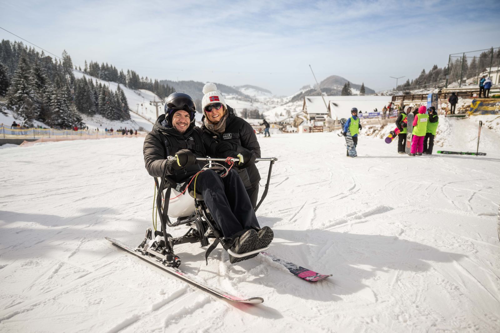 Caiac SMile și Kaufland România oferă lecții de schi adaptat angajaților și partenerilor cu dizabilități în taberele care ofera acces la o viață activă și independentă