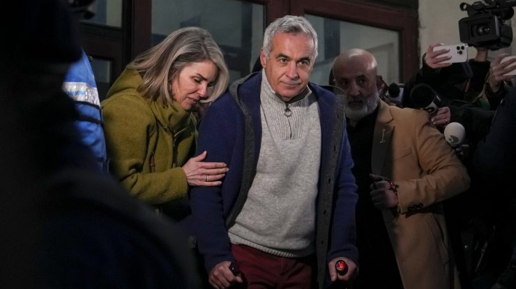 LIVE UPDATE – Candidatura lui Călin Georgescu la alegerile prezidențiale a fost respinsă de BEC / Au loc proteste violente în București. Susținătorii lui Călin Georgescu au încercat să intre în sediul BEC, jandarmii au folosit substanțe lacrimogene