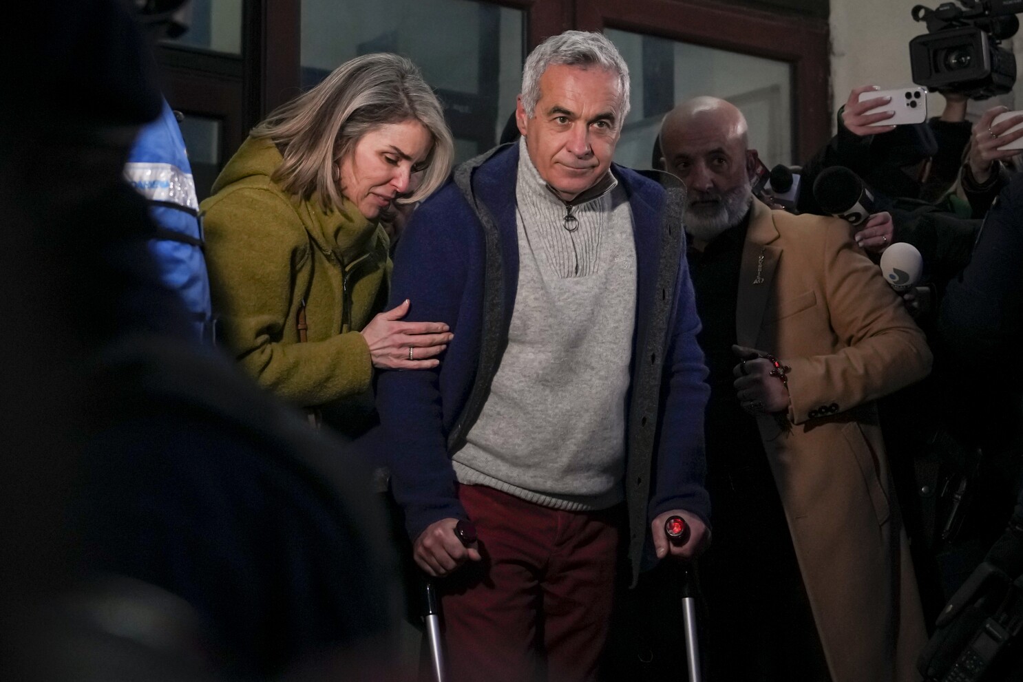 LIVE UPDATE – Candidatura lui Călin Georgescu la alegerile prezidențiale a fost respinsă de BEC / Au loc proteste violente în București. Susținătorii lui Călin Georgescu au încercat să intre în sediul BEC, jandarmii au folosit substanțe lacrimogene