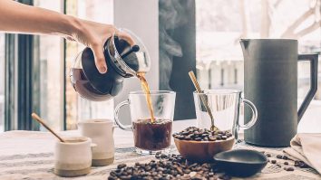 O profesoară din Florida a murit pentru că a consumat prea multe energizante și cafea. Ce avertismente au transmis medicii