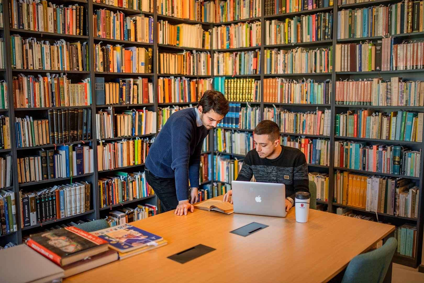 Peste 70% dintre români și-au cumpărat cărți în acest an. Marius Luican, director companie de cercetare de piață: „E greu pentru generația tânără ca online-ul să concureze cu zona cărților”