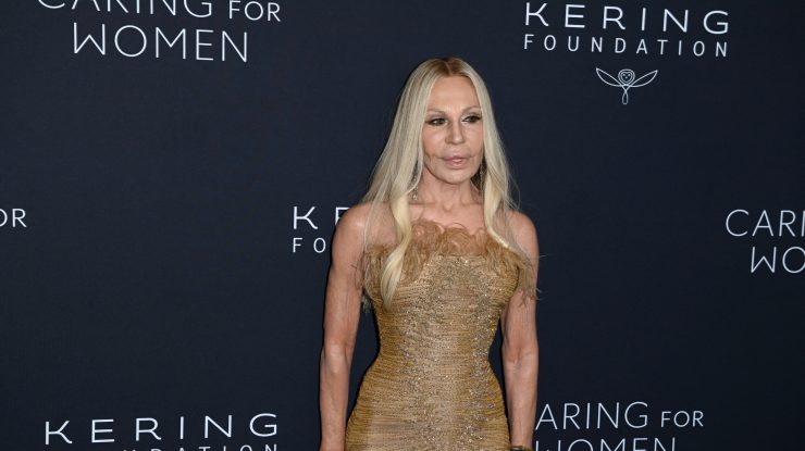 Donatella Versace se retrage din funcția de director de creație al casei de modă după 30 de ani. „Va rămâne în ADN-ul și în inima mea”