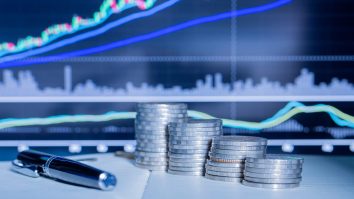 Fitch: România riscă să depășească ținta de deficit de 7,5%. Pe ce aleg românii să cheltuiască banii