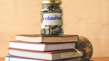 Părinții cheltuiesc cu 45% mai mult pentru educație față de 2021. Cristian Tănase, profesor: „Infrastructura școlară afectează calitatea educației”