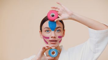 Face taping-ul devine alternativa non-invazivă la Botox. Ce spun specialiștii despre această metodă