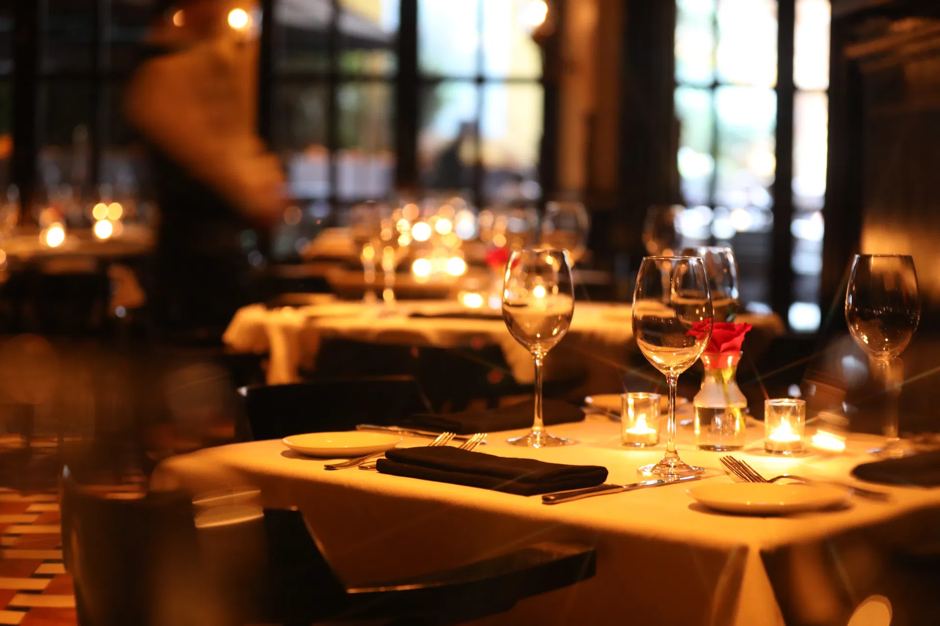 Le Bistro Français colaborează cu Chef Tom Meyer, care are 2 stele Michelin. Cristian Preotu, proprietar Le Manoir: „Sunt mai multe restaurante la nivelul de stea Michelin”