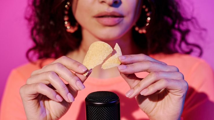 Filmulețele ASMR devin tot mai populare pe TikTok. 47% dintre tinerii de 25-34 ani se simt copleșiți în mulțimi, arată un studiu