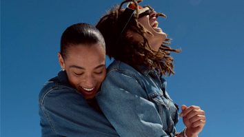 Cum ne îmbrăcăm primăvara asta? Denimul low-rise revine în combinațiile dintre confort și rafinament