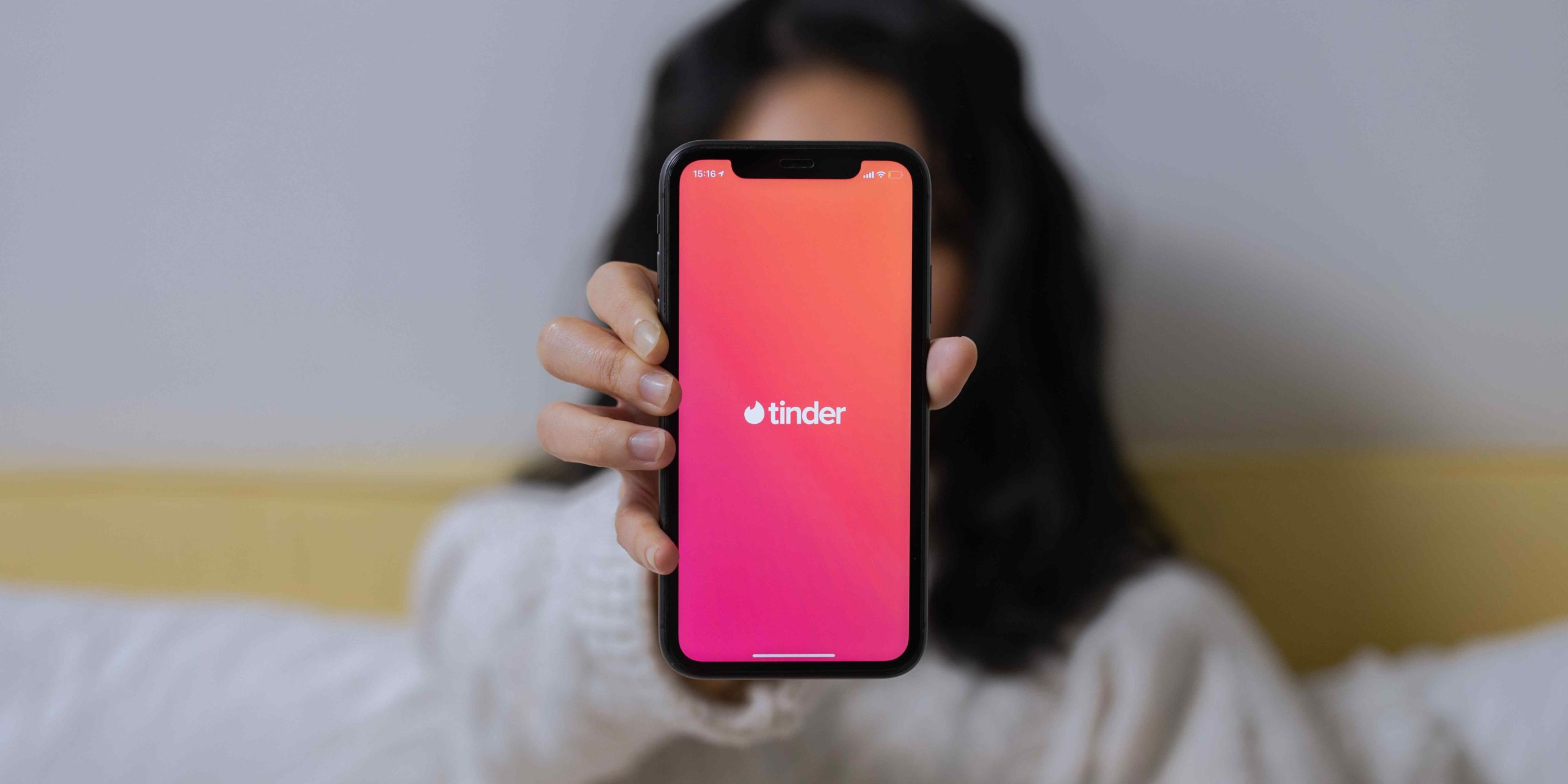 Cum te ajută A.I. să găsești dragostea: Tinder introduce un nou „wingman”