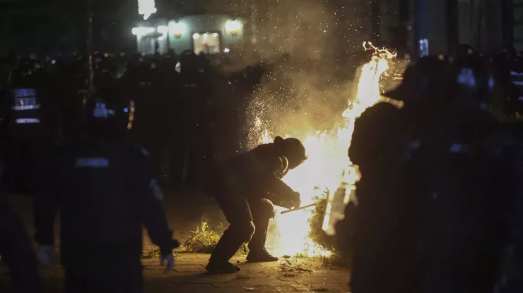 Poliția Capitalei a deschis un dosar penal după violențele din fața BEC. Un jandarm a fost lovit cu un obiect contondent în casca de protecţie